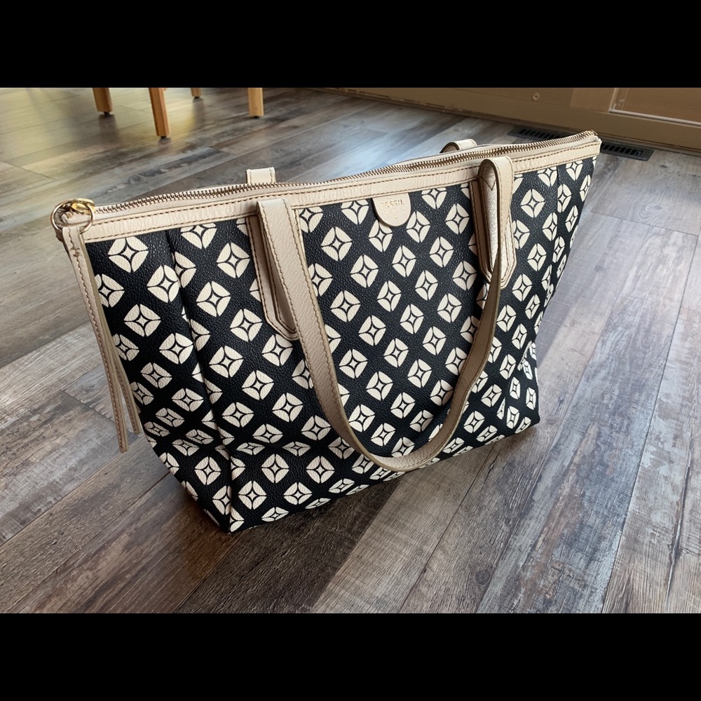 Fossil Sydney signature shopper